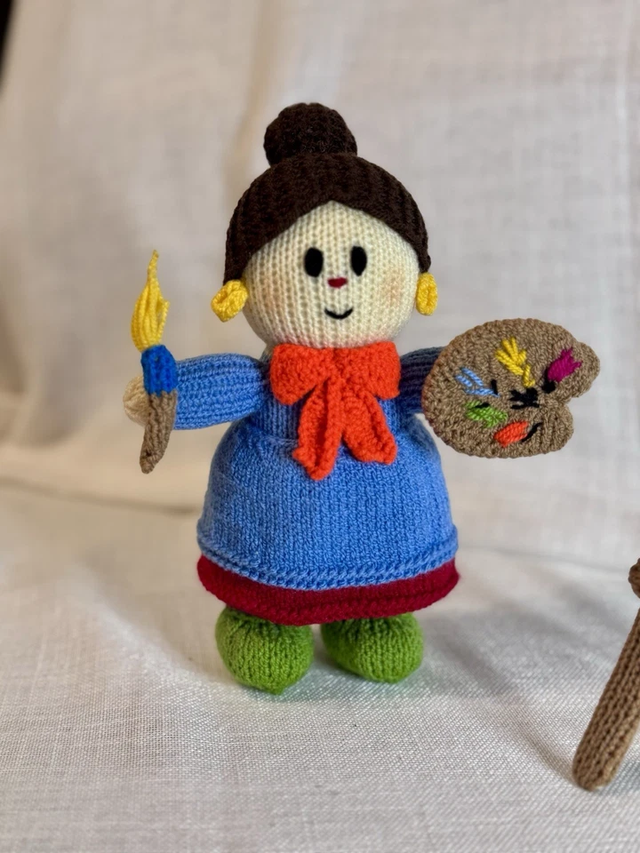 Artista tejida a mano Daphne Dabble de Jean Greenhowe’s Village patrón de damas Foto 3 de 4