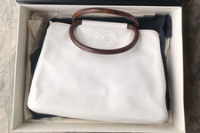 CHANEL Pear blossom wood handle Litchi peel handbag Women White