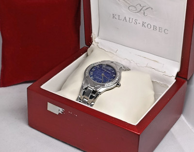 KLAUS KOBEC Herren Edelstahl blaues Zifferblatt Quarz Dress Watch-sehr guter Zustand & funktioniert
