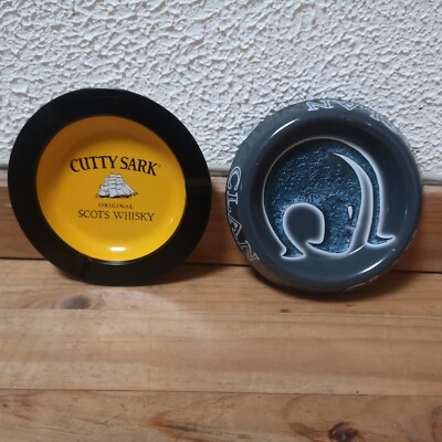 SET MIT 2 WERBEASCHENBECHER AUS METALL, EINEM CLAN UND DEM ANDEREN CUTTY SARK WHISKY