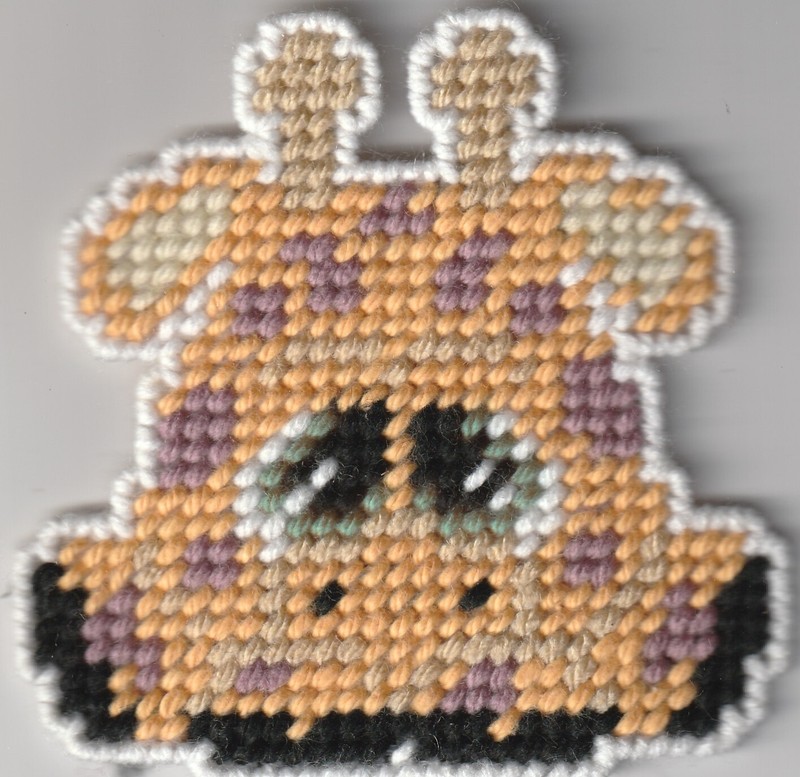 GIRAFFE -- CUDDLY CRITTER MAGNET -- PLASTIC CANVAS