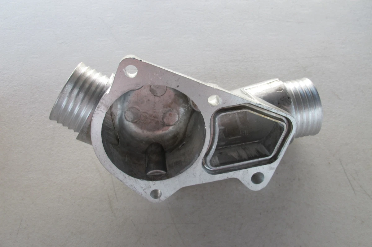 Engine Coolant Thermostat Housing Cover 11531722531 For BMW 1995 