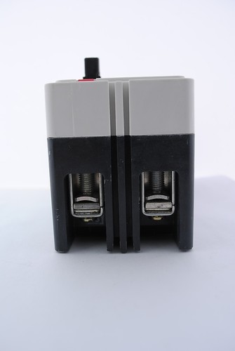 Cutler-Hammer Fi2030L Universal Line Circuit Breaker 2P-30A NEMA & IEC Voltage - Picture 6 of 8