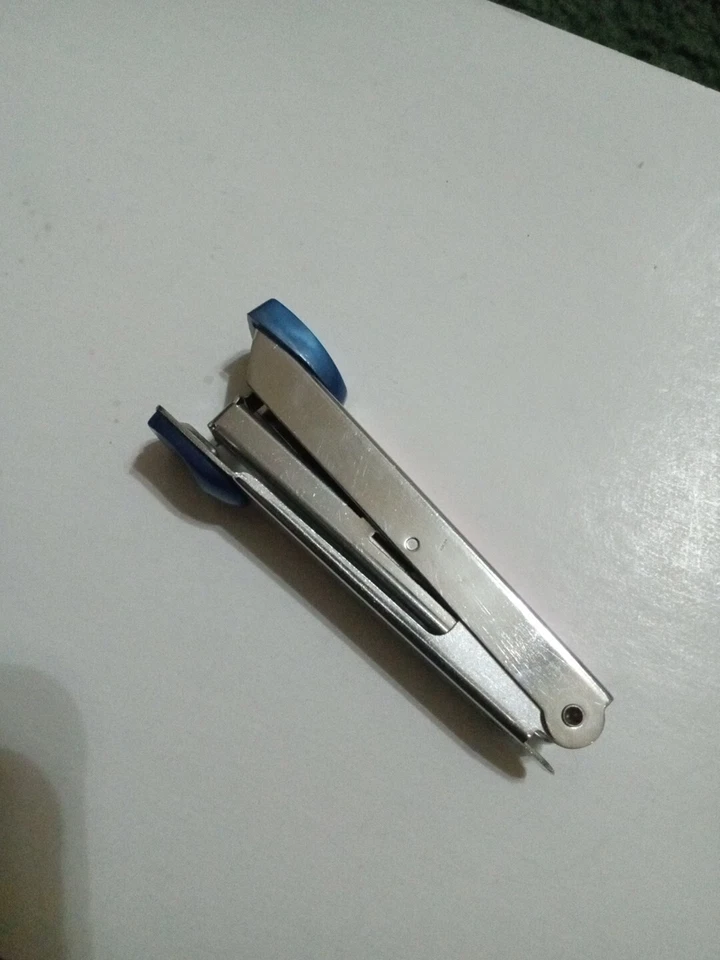 Grapadora/eliminador de grapas de publicidad pequeña vintage EE. UU. excelente estado de funcionamiento Foto 3 de 4