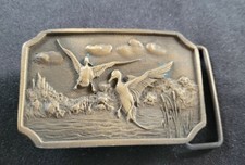 DUCKS MALLARDS BIRDS FLYING HUNTING NATURE SCENE DARK METAL VINTAGE BELT BUCKLE