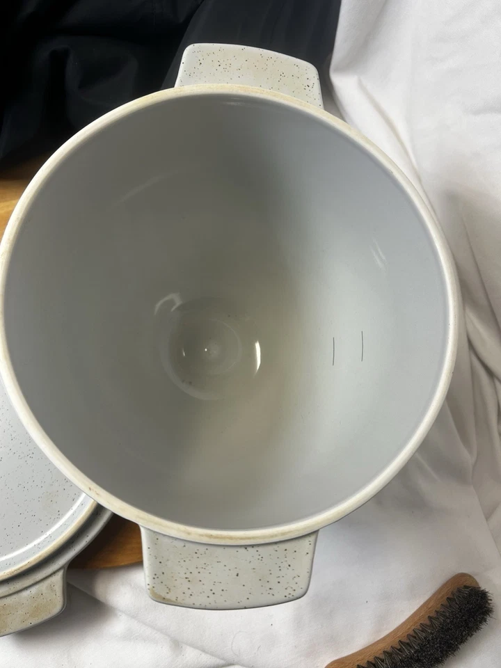 Cuenco para pan de porcelana moteada KitchenAid® con tapa para hornear, 5 cuartos usado Foto 4 de 4