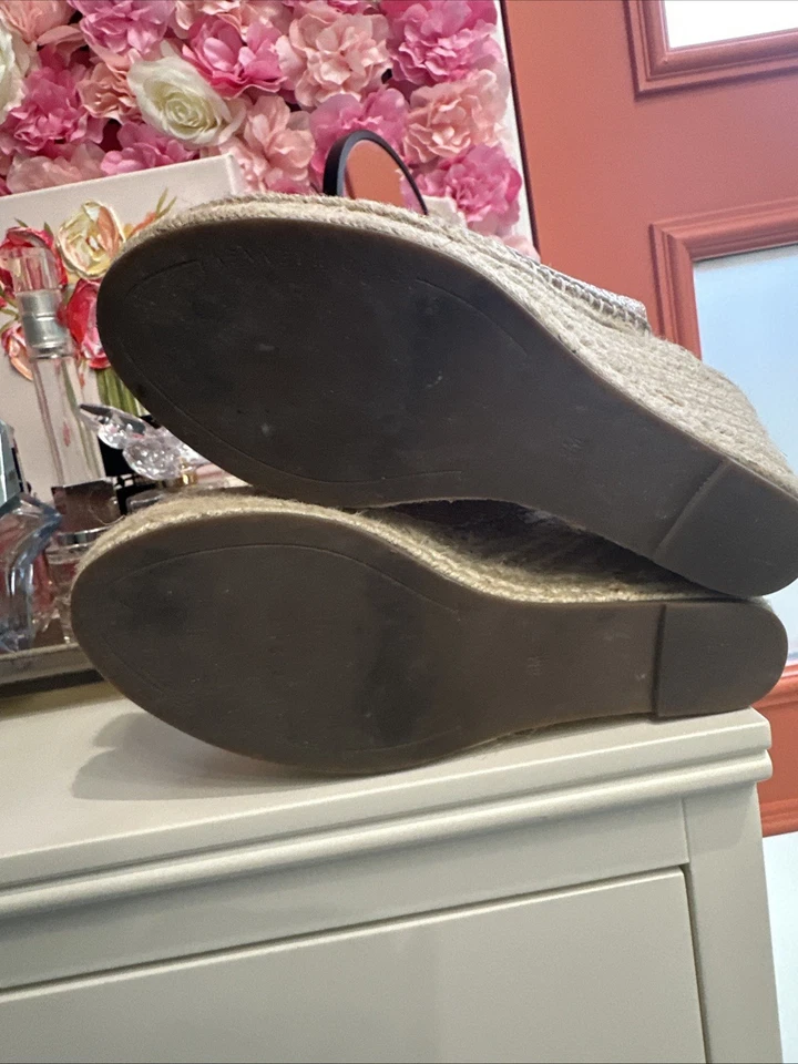 Preciosas sandalias de cuña alpargata Kenneth Cole, talla 8, hebilla de oro rosa/oro Foto 3 de 4