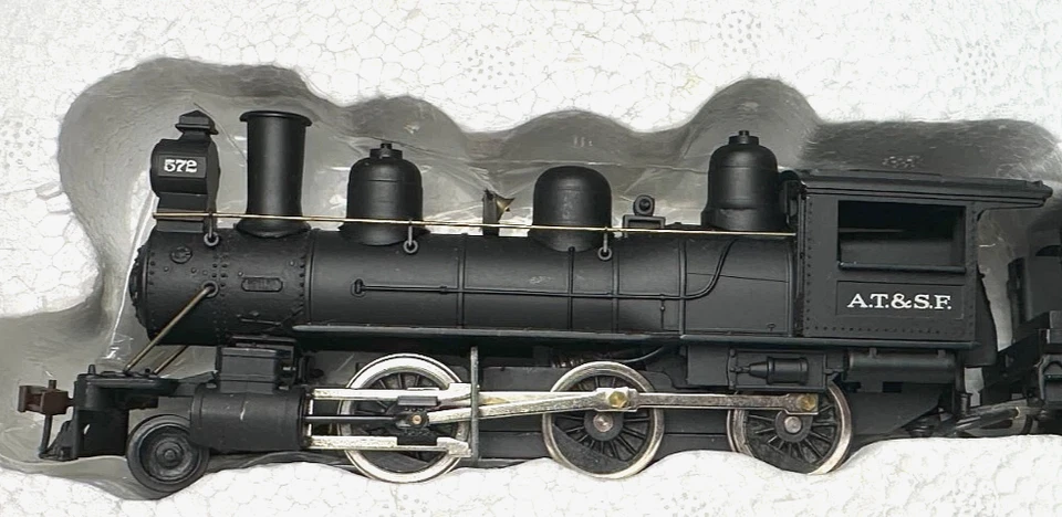 HO Mantua 2-6-0 MOGUL Steam Locomotive & Tender set. #313-501. AT&SF. #572 - Image 3 of 4