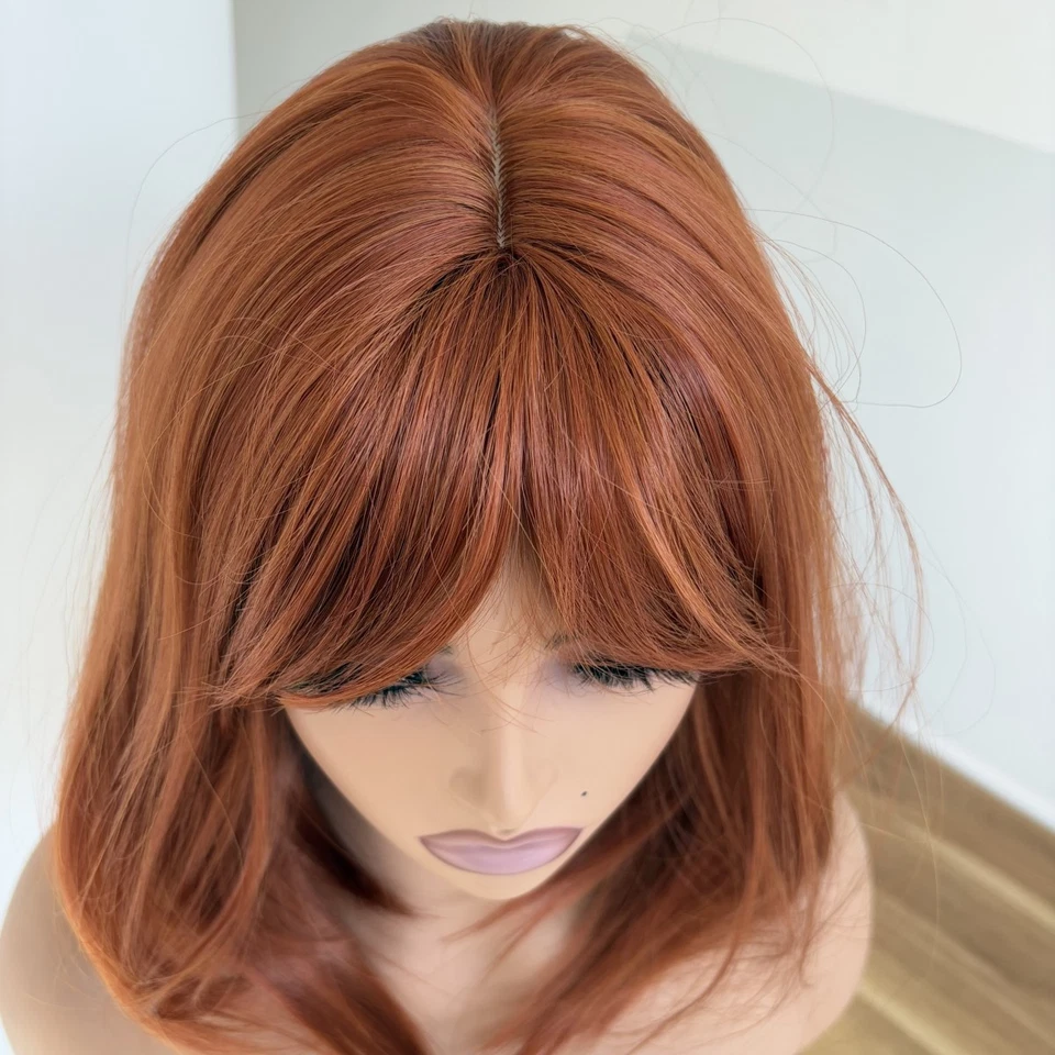 Pelucas de vestir rectas resistentes al calor de cabello sintético suave con flequillo rojo cobre Foto 3 de 4
