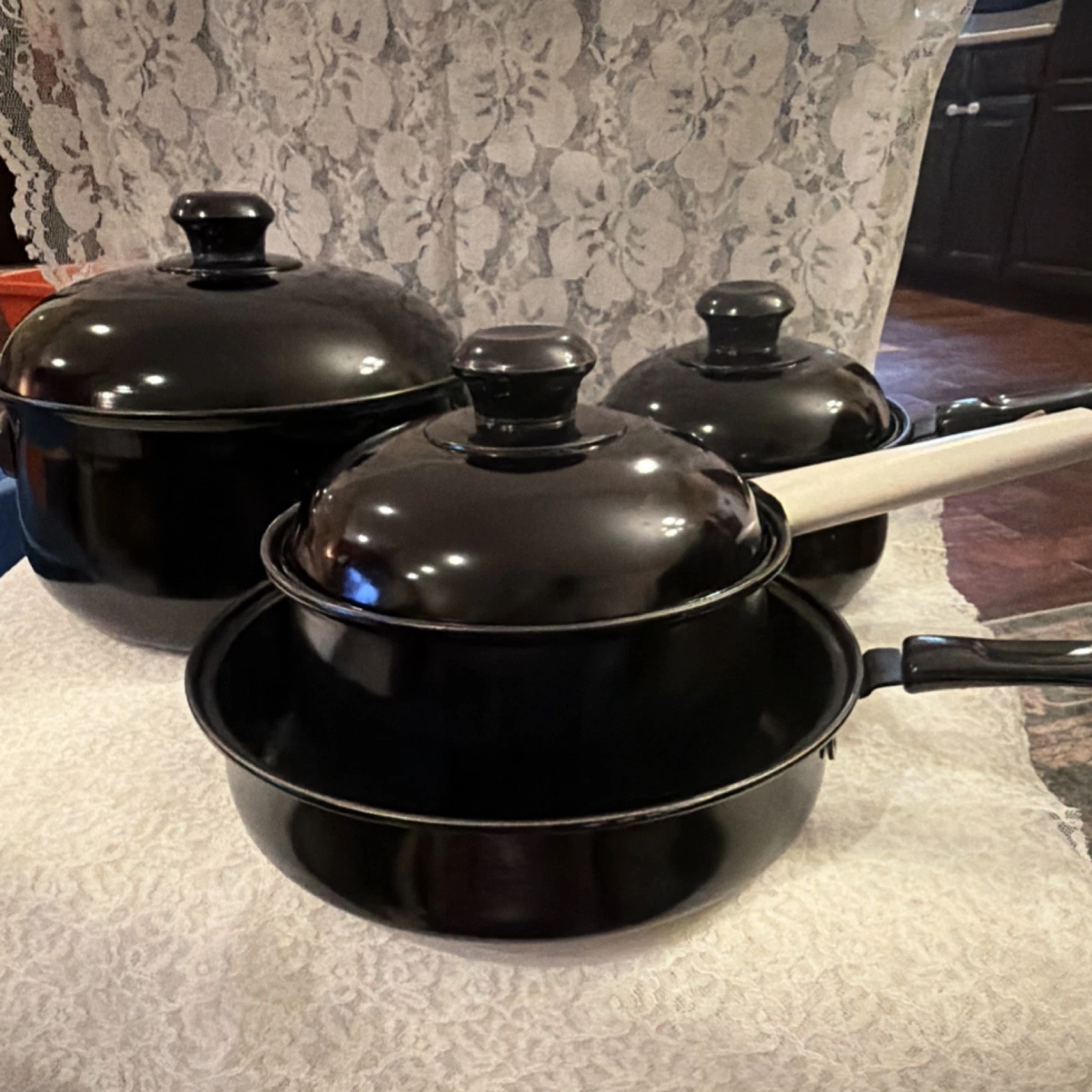 Black 4-Piece Pan Set with Lids, Includes Stockpot, Saucepans, Frying Pan