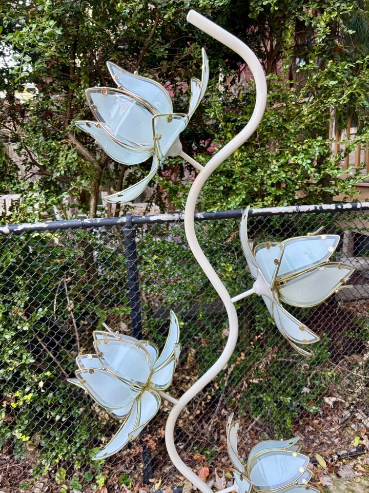 LOVELY!!VTG ANTHONY WHITE METAL&LOTUS FLORAL GLASS GOLD TRIM 4 LIGHT FLOOR LAMP - Image 4 of 4