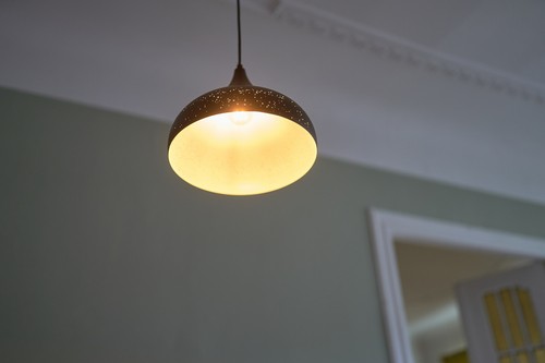 Opis PL3 – Rustikale Metallschirm-Lampe mit einzigartigem Lochmuster - Picture 10 of 11