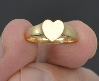 10 Karat massiver Goldring gelb Herzform + Gravur 7,2 mm 1,8 g alle Größen