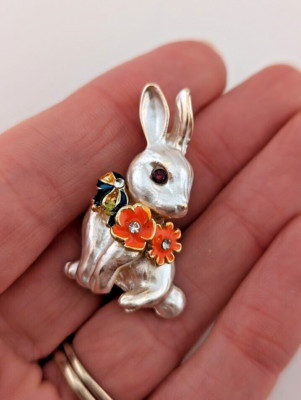 LITTLE WHITE RABBIT BROOCH PENDANT Easter Bunny flower cottagecore pin M5