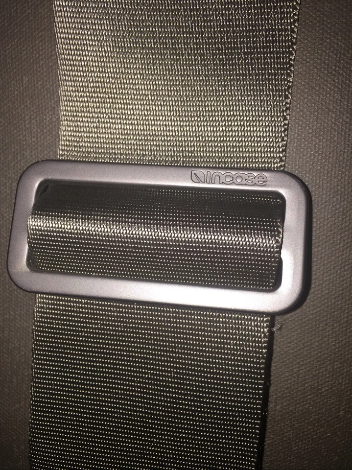 Incase Tablet or iPad Carrying Case w/Strap Textured Sleeve Padded Zipper NWOT - Image 3 of 4