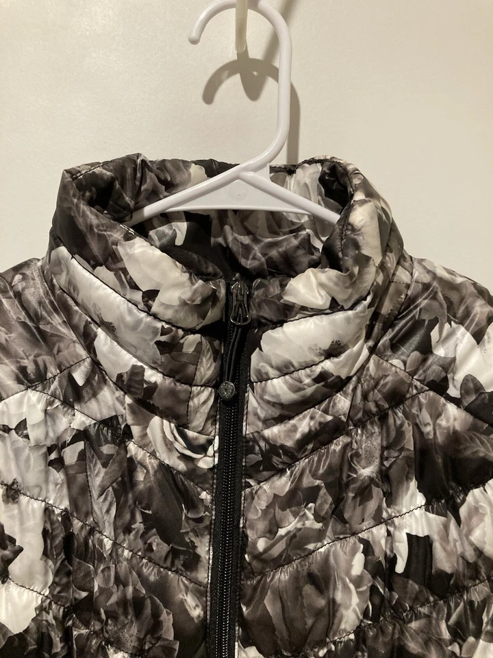 Betsey Johnson Performance Women's Black White Floral Puffer Vest Medium Zipper - Image 3 of 4