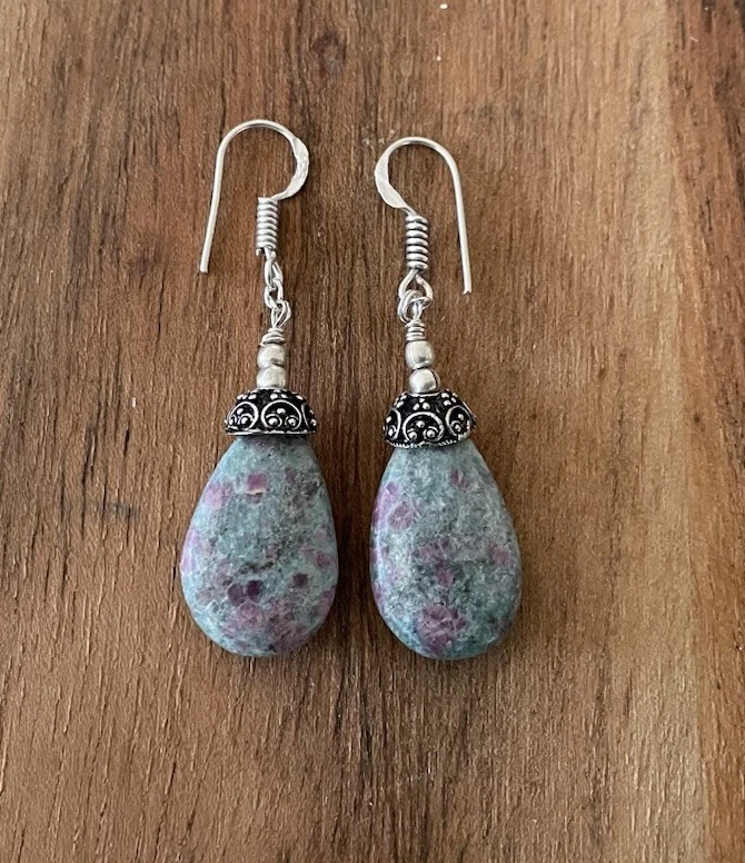 Pendientes artesanales de piedras preciosas con cuentas de rubí fucsita - enchapados en plata - nuevos Foto 3 de 3