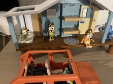 Moose Enterprise Bluey Family Home Playset with Figures & Car Multicolor