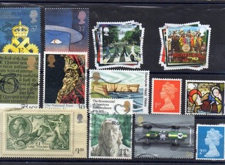 Joli petit lot de timbres du Royaume Uni 13 valeurs thèmes divers