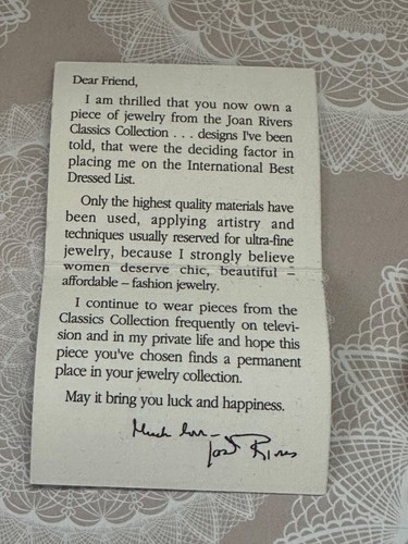 Broche Prendedor León Acolchado Tono Dorado Colección Clásicos Joan Rivers Moda Pasarela - Imagen 6 de 6