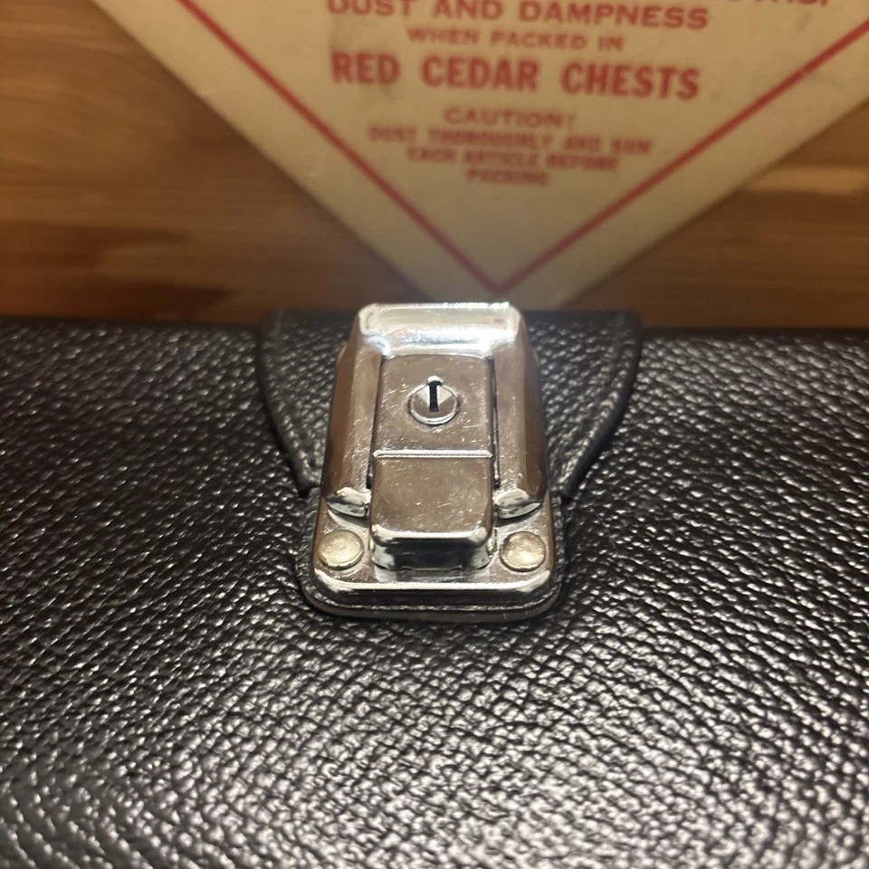 Estuche de cuero negro para cámara Minolta Japón vintage con correa y llave terciopelo rojo Foto 4 de 4