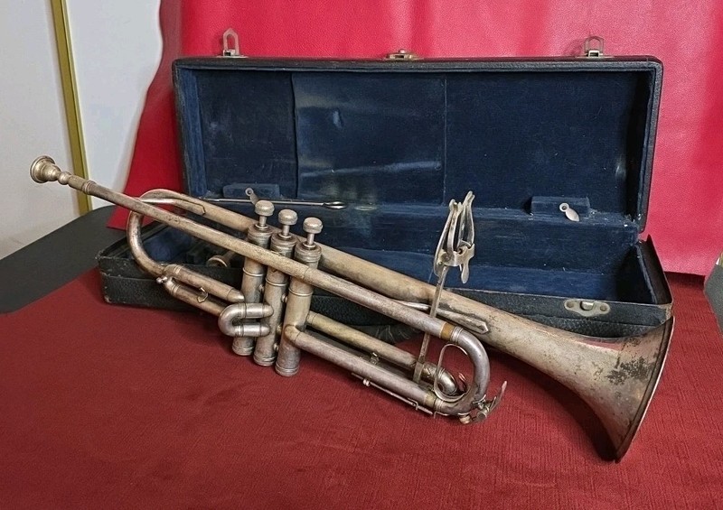 Antique Late 1920's Indiana Band Instrument Trumpet W/ Hardshell Case & Extras