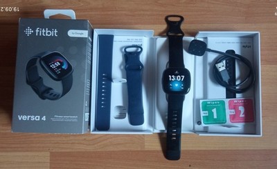 Fitbit Versa 4 Smartwatch Schwarz.