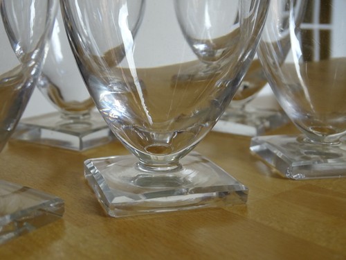 ST LOUIS 6 ANCIENS VERRES A VIN CRISTAL MOD ODILE UNI PIED CARRE 8,5 cm défauts - Picture 7 of 17
