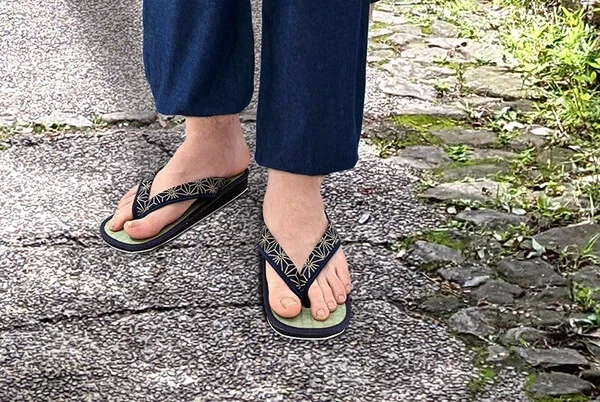 Sandalias tradicionales japonesas "Setta" con tatami hechas a mano en Nara Foto 2 de 4