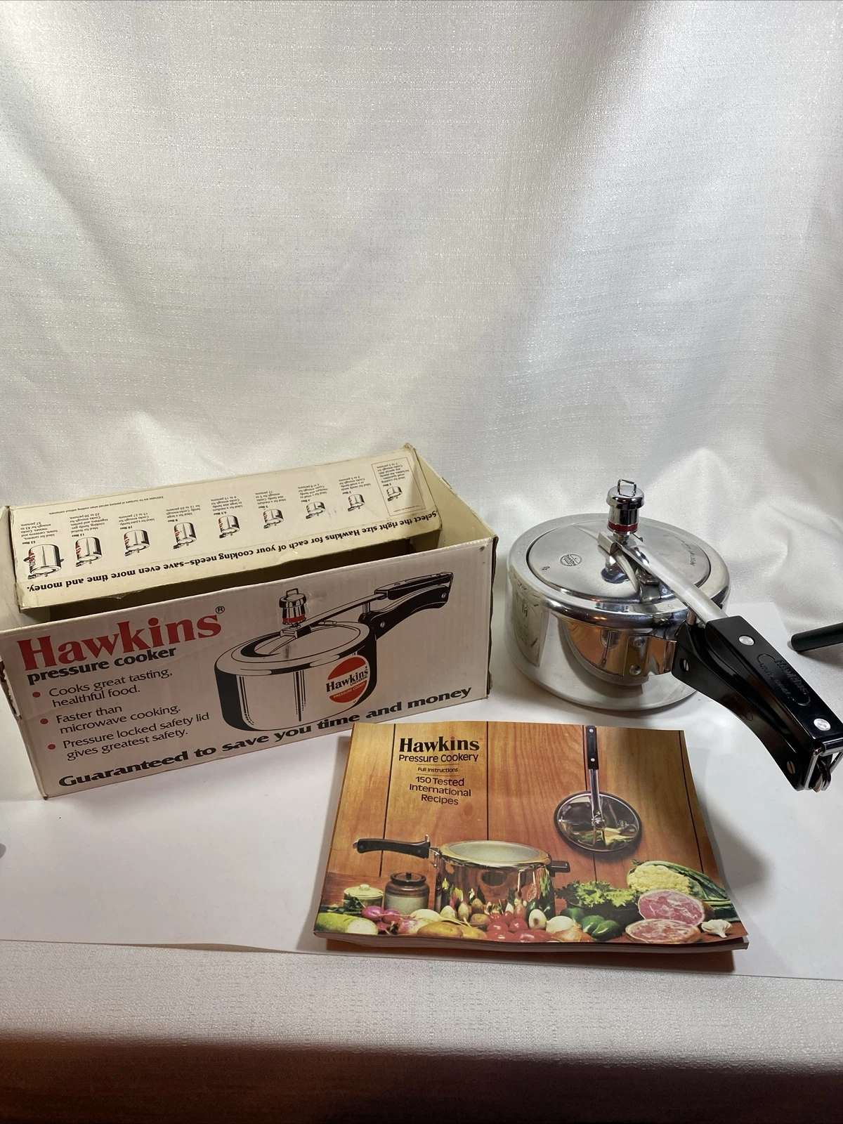 Hawkins Universal Pressure Cooker 2 L Wrought Aluminum w/Box & Manual P313305