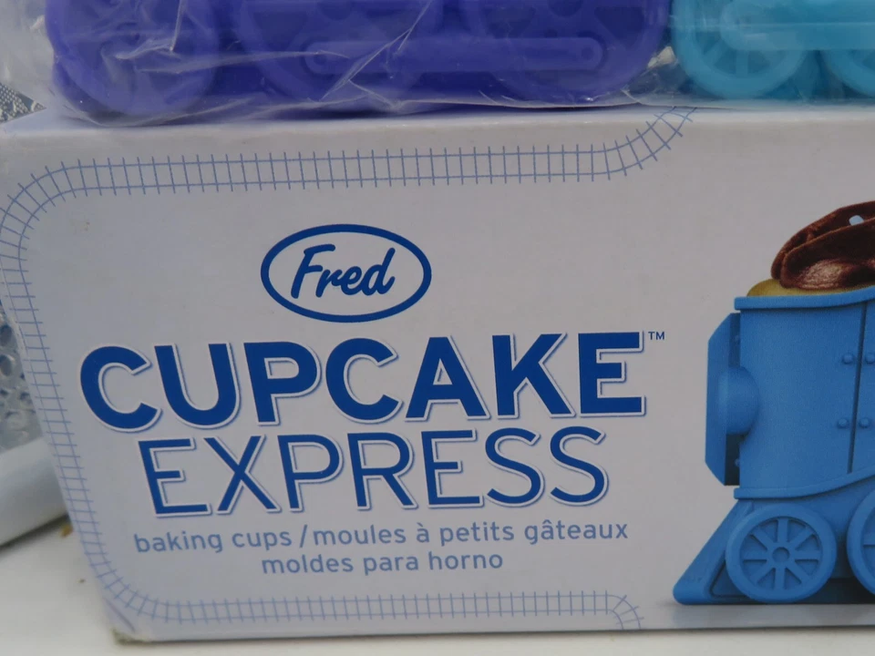 Set of 2 FRED Cupcake Express Silicone Train Cupcake Molds Foto 4 de 4