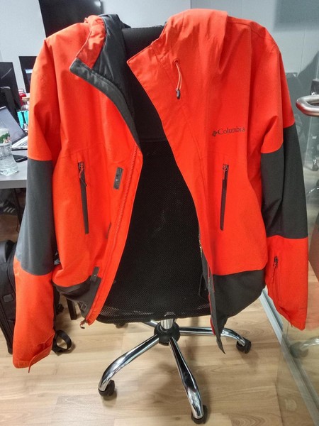 Chaqueta Columbia roja y gris