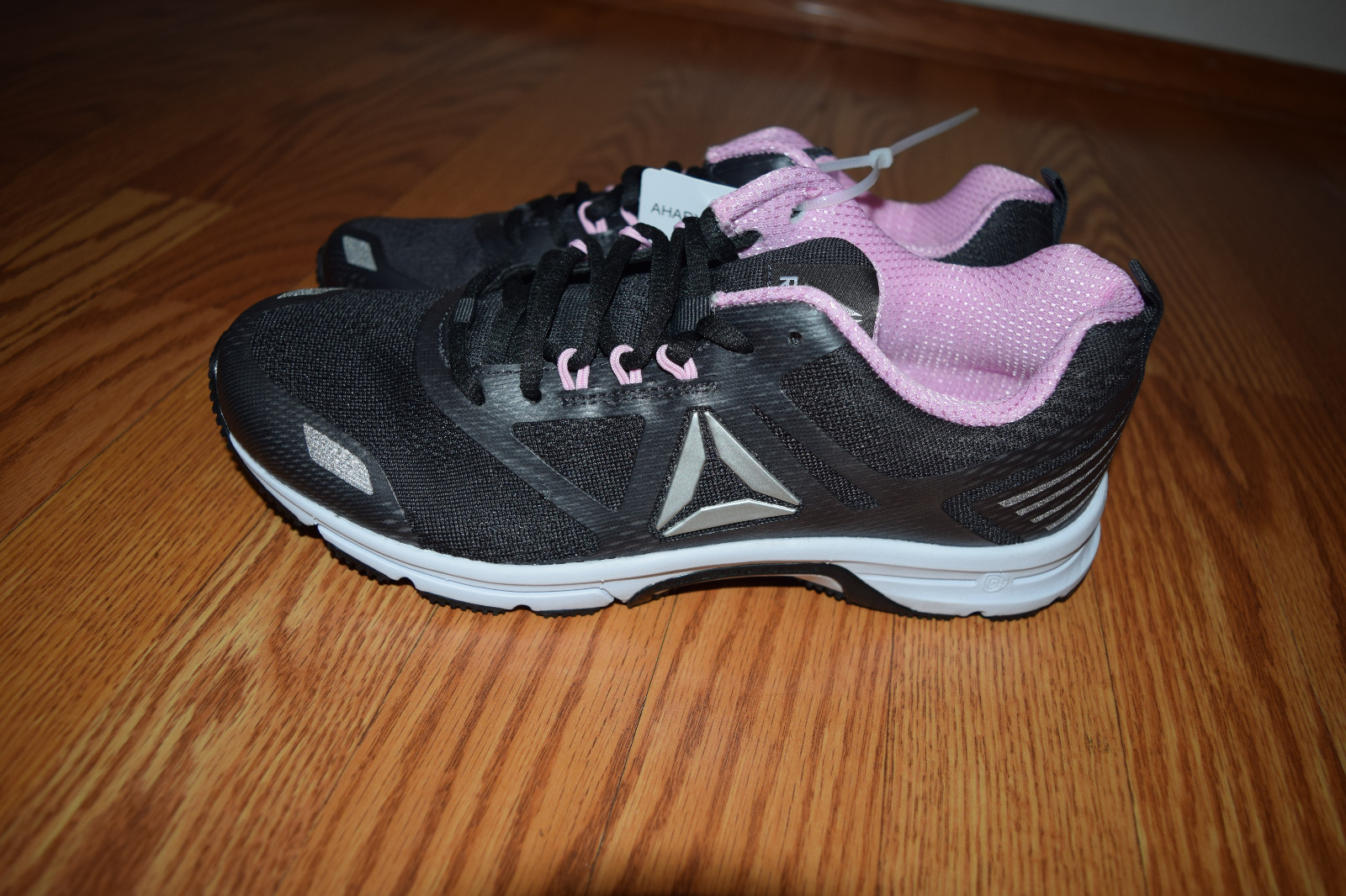 reebok pink tennis shoes