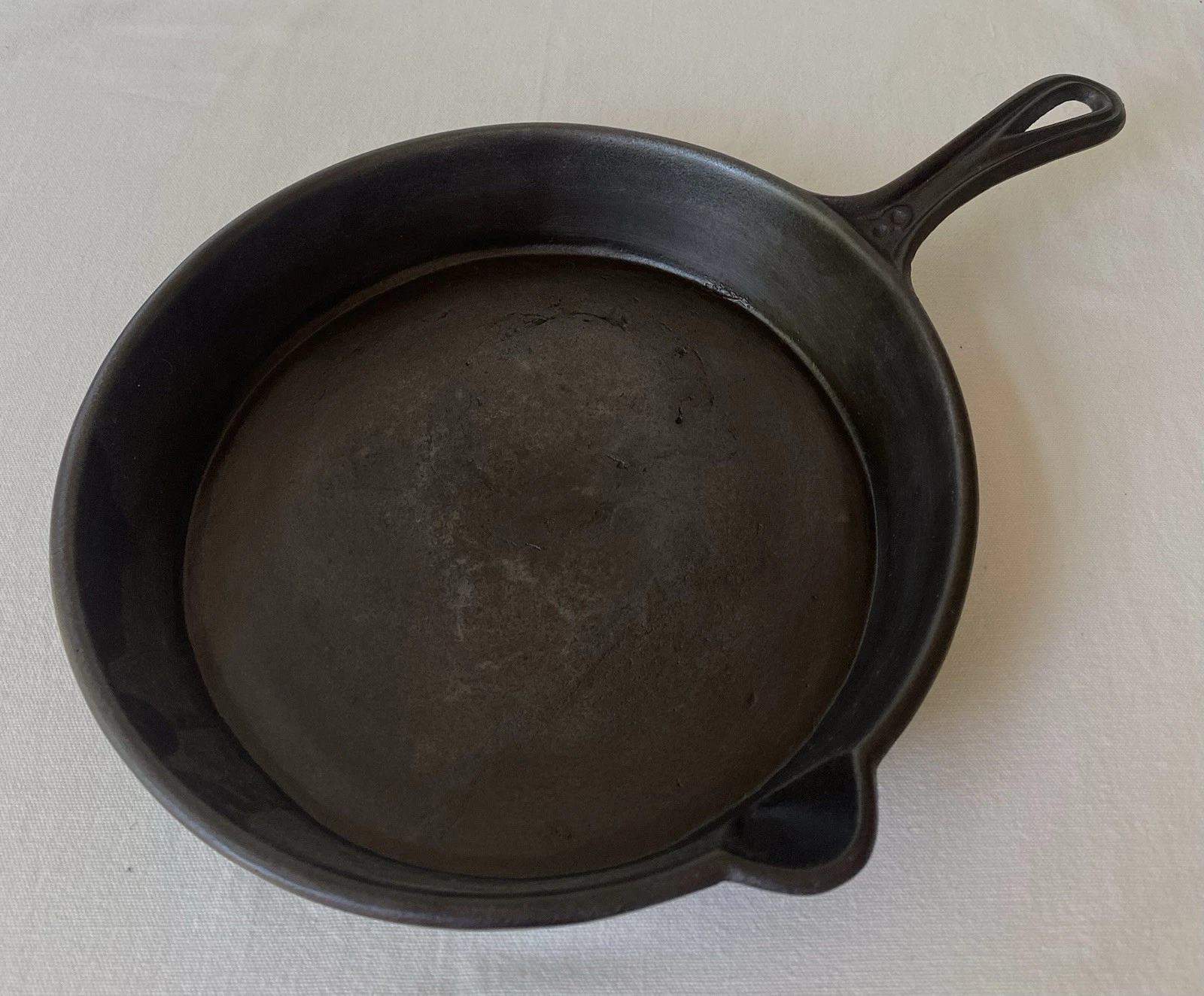 RESTORED Unmarked Raised 8 F Gate Mark Heat Ring Cast Iron Skillet Well Seasoned
Opens in a new wind