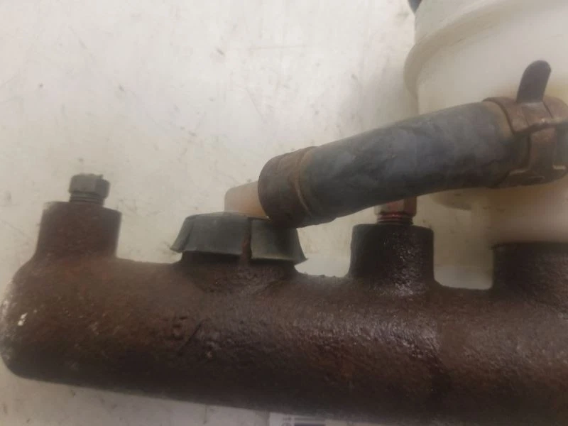 Toyota 4 Runner 1989 3,0 L V6 4x4 montaje de cilindro maestro de freno Foto 3 de 4