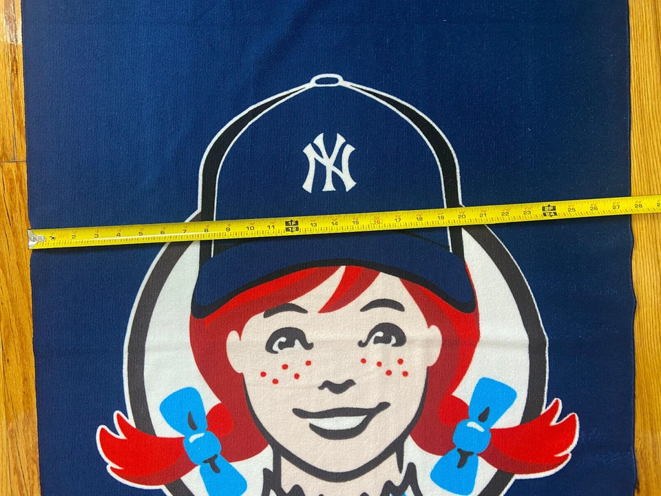 Toalla de playa New York Yankees logotipo de Wendy's 2023 6/17 SGA Yankee Stadium Foto 3 de 4