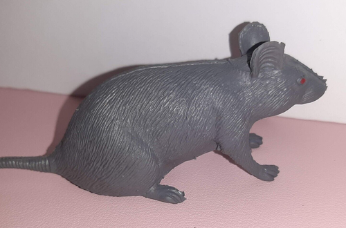 RAT Chirriante Juguete Gris Novedad Juguete Halloween Prop Broma De Colección 4" - Imagen 3 de 4
