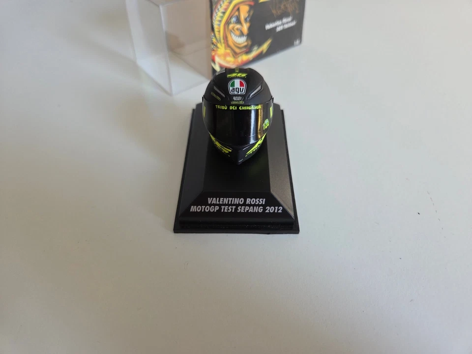 Casco Minichamps 1/8 - V. Rossi - 2012 Sepang MotoGp Test - 398120076 - Imagen 2 de 4