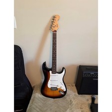 Squier Fender Bulletstrat Chitarra elettrica Sunburst e Road Runner SOLO custodia