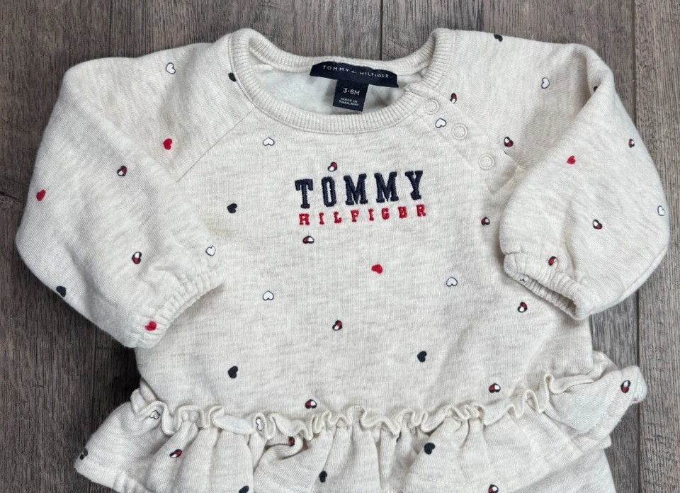 Ropa para bebé niña Tommy Hilfiger 3-6 meses 2 piezas crema corazón suéter conjunto Foto 3 de 4