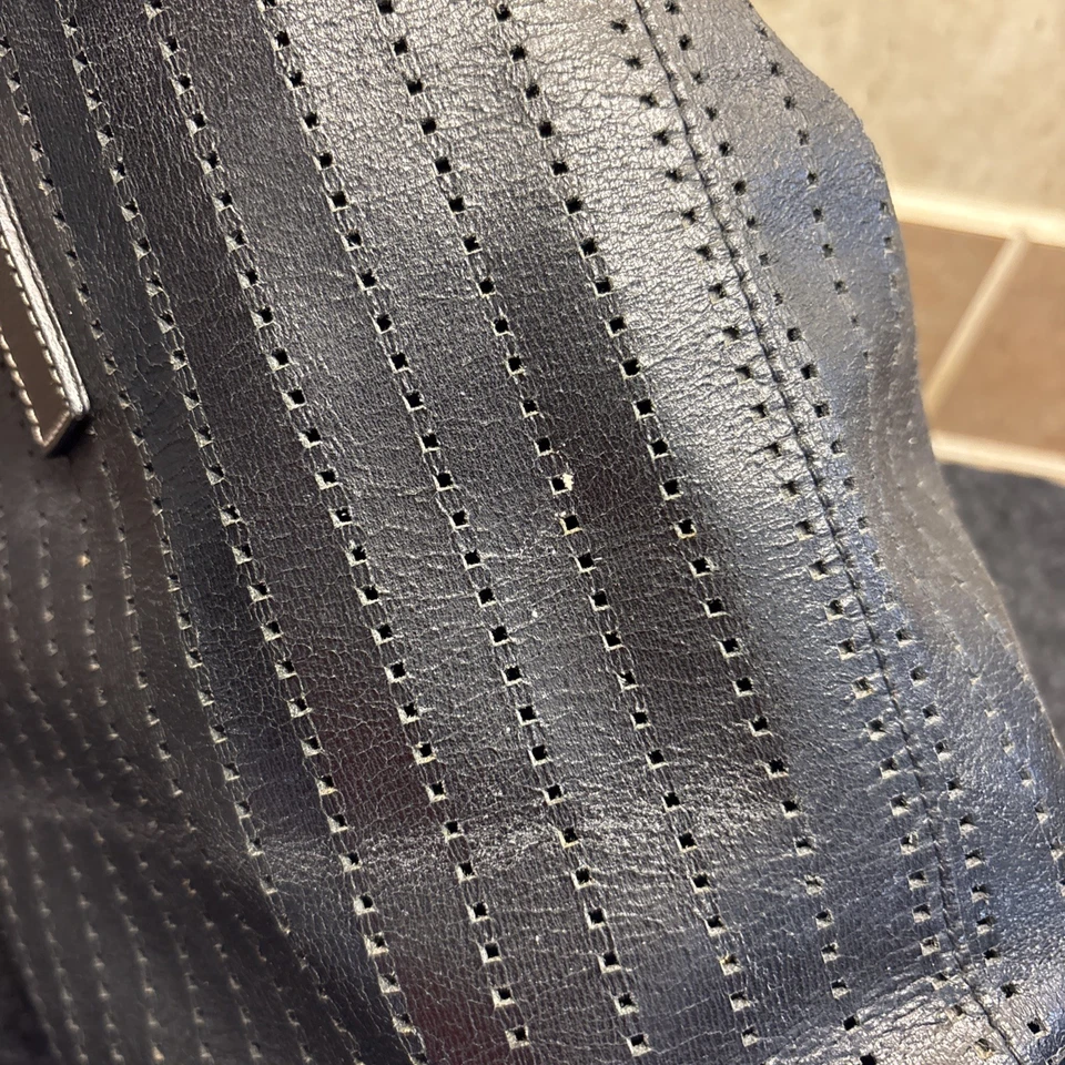 Hermoso bolso de mano Prada de cuero con placa triangular negro auténtico Foto 3 de 4