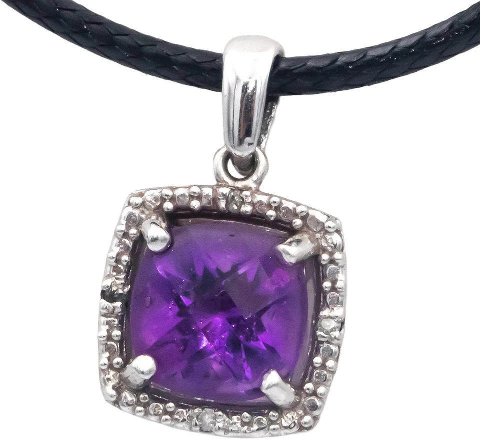 Collar colgante de oro blanco de 14 k con halo de diamantes y amatista de 1,53 quilates