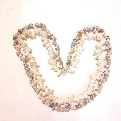 Vintage White Clam and Snail Shell Necklace Lei 1 * 25 inch