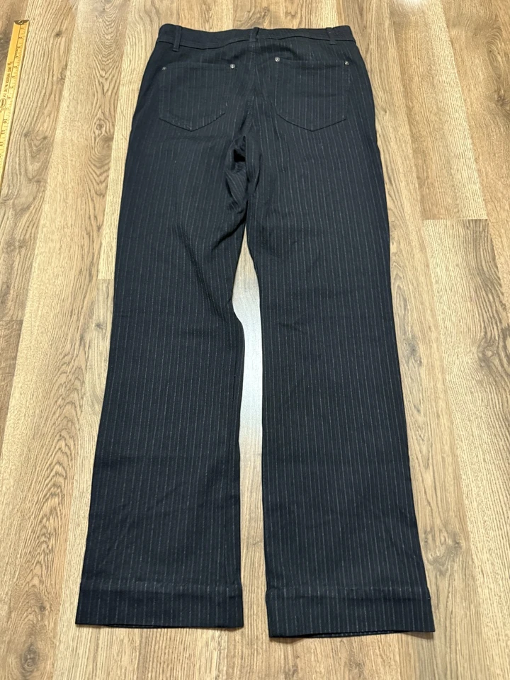 Pantalones Gloria Vanderbilt, para mujer talla 10, negros, corte bota, bolsillos, frente plano Foto 2 de 4
