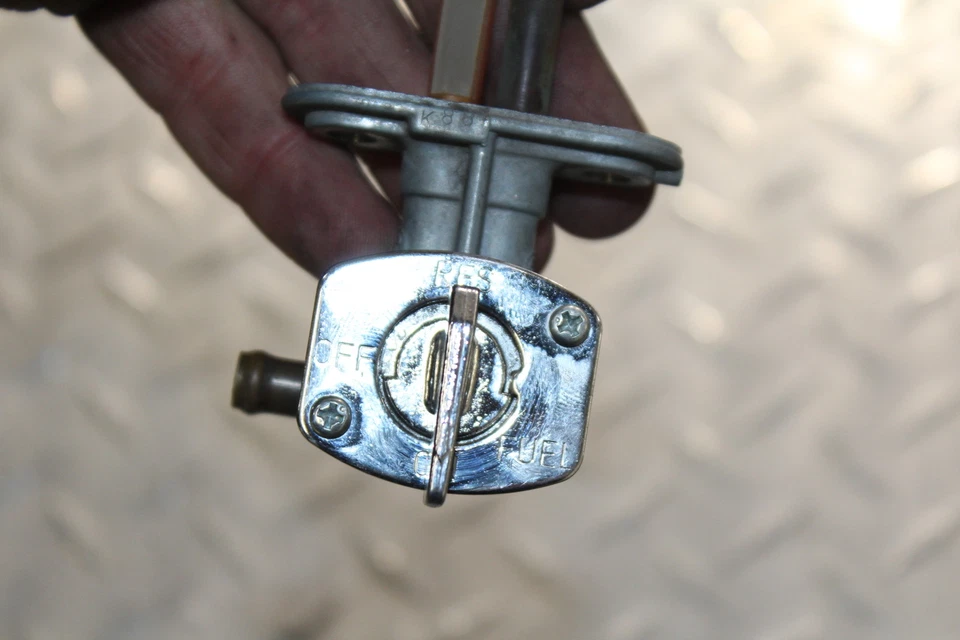 Kawasaki Vulcan 1500 VN1500E 1999 clásico tanque de gasolina llave de paso apagada Foto 4 de 4