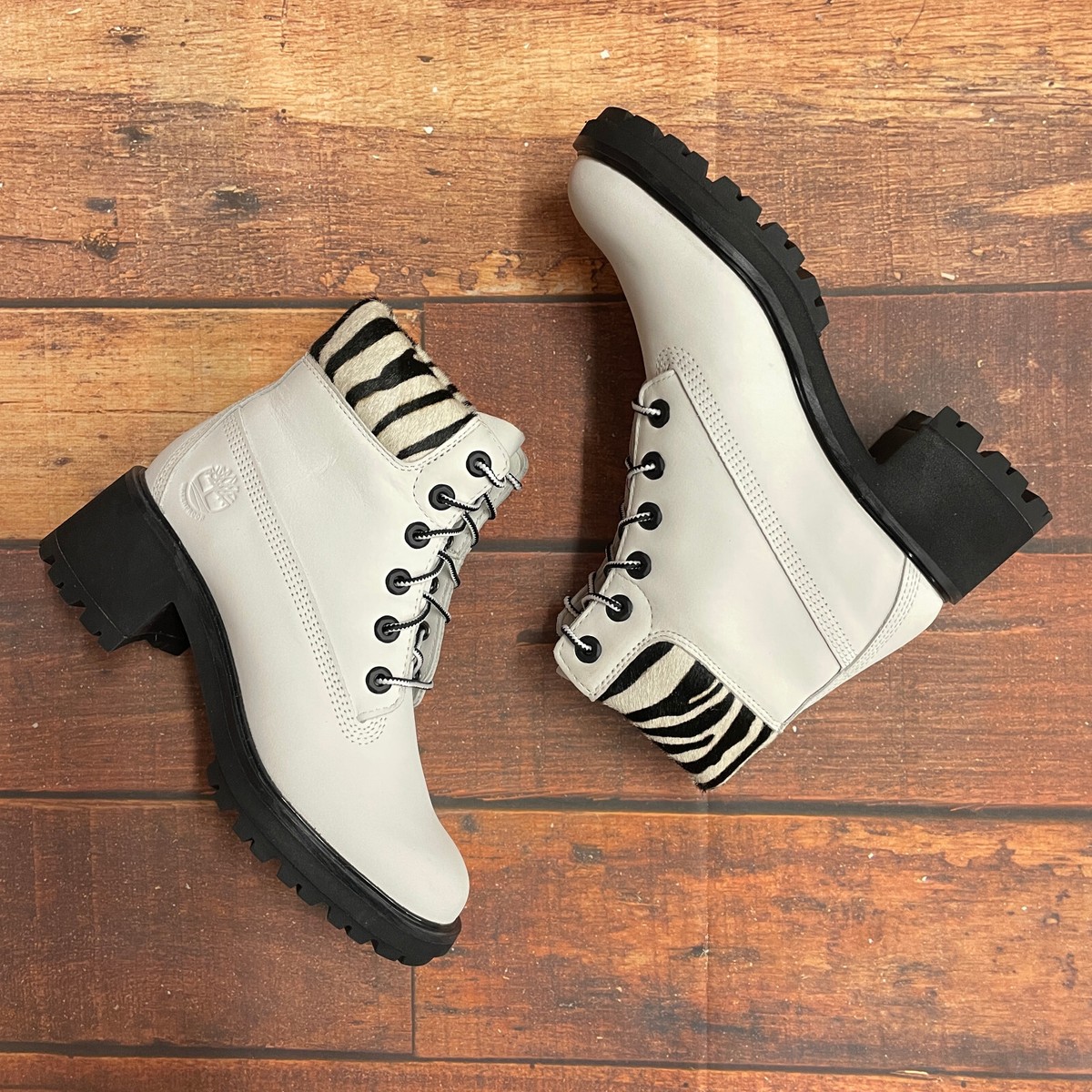 【TIMBERLAND】 Kinsley 厚底ブーツ★国内発関税込 Timberland Women's Kinsley 6 In White Nubuck Zebra Print