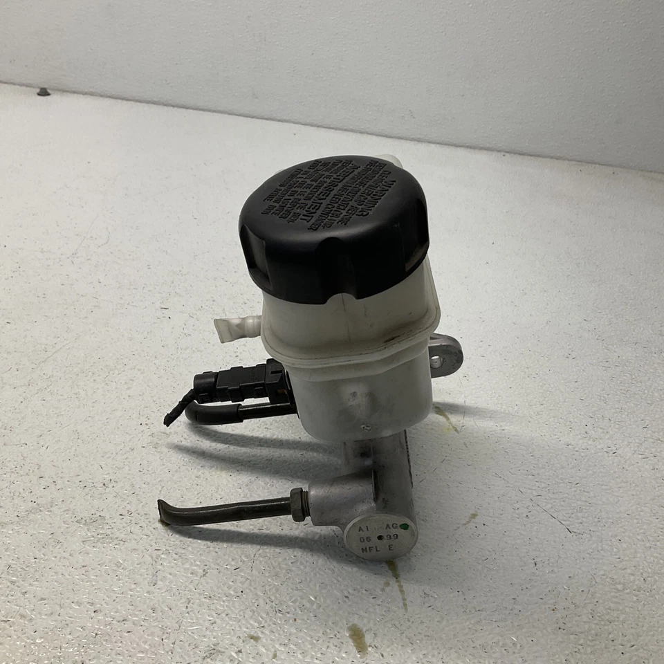 Hyundai Sonata 2016 cilindro maestro de frenos Dorman 15877TR  Foto 2 de 4