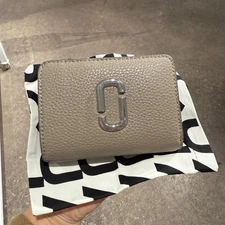 Marc Jacobs 2F5SMP066S01 J Marc Mini Compact Wallet Cement Authentic‼️