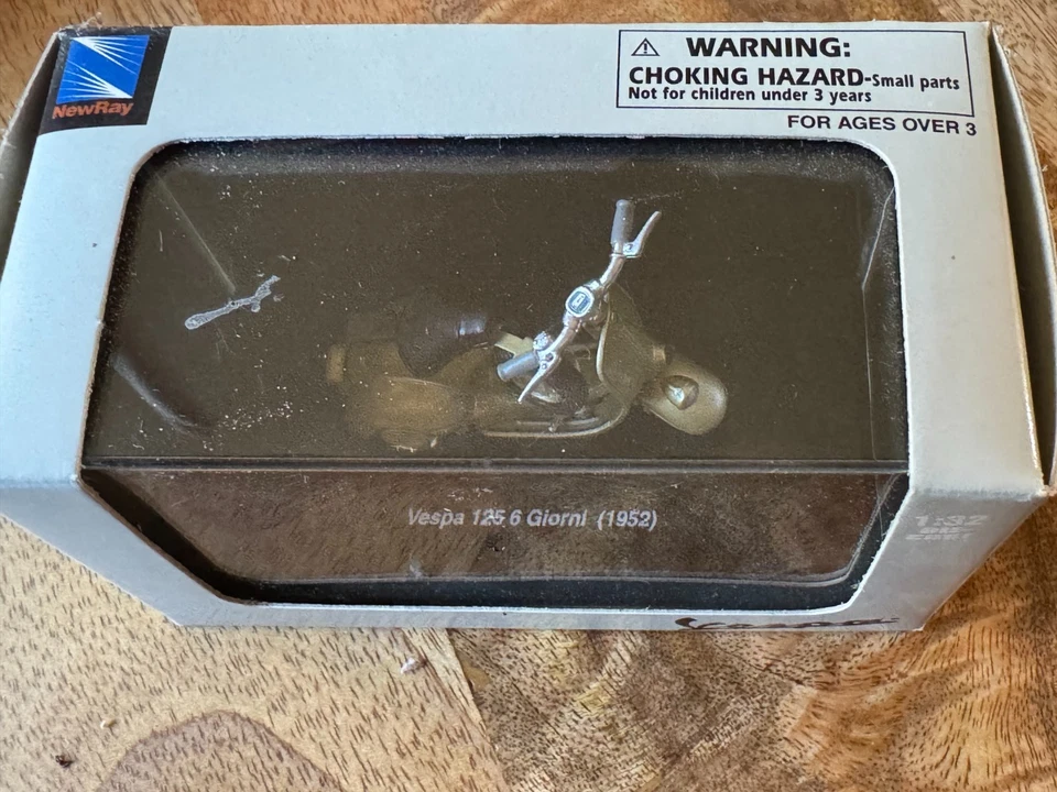 Ray Italia Gold Vespa 125 6 Giorni Scooter 1952 -1:32 Scale Die Cast Case SEALED - Image 3 of 4