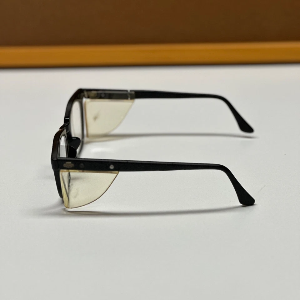 Gafas de seguridad Titmus vintage de plástico negro con protectores laterales Foto 3 de 4